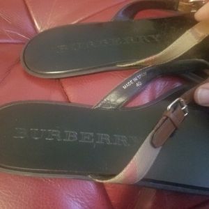 Burberry size 40 buckle nova check flip flops